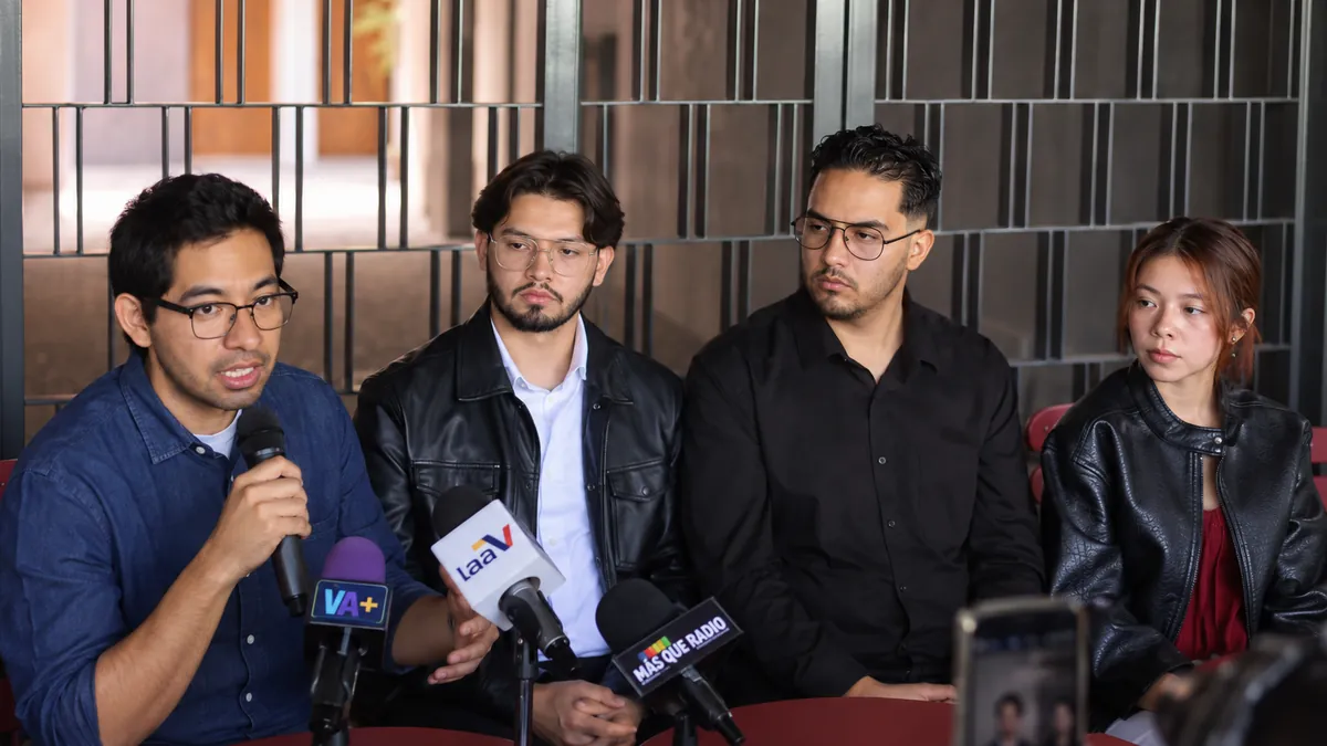 Los seleccionados de Avantgard Pioneers en la rueda de prensa, frente a micrófonos de medios locales