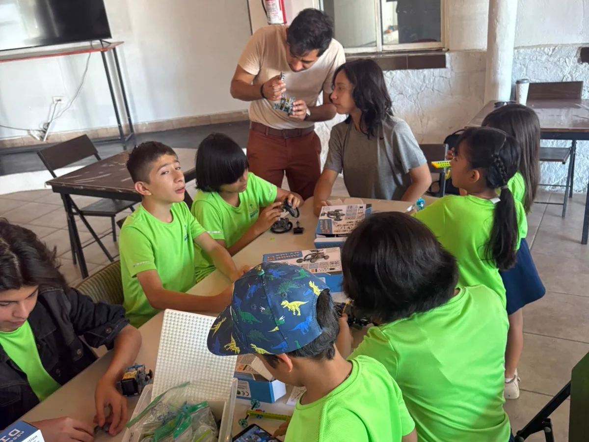 Taller de robótica con estudiantes armando kits educativos
